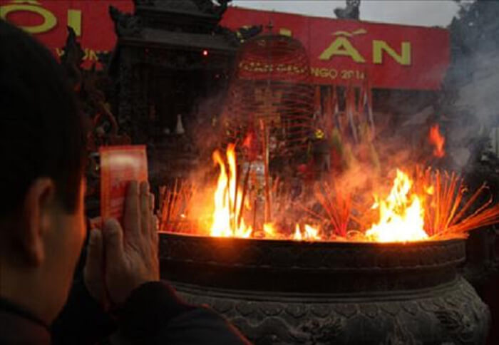 Mơ thấy bằn thờ bị cháy