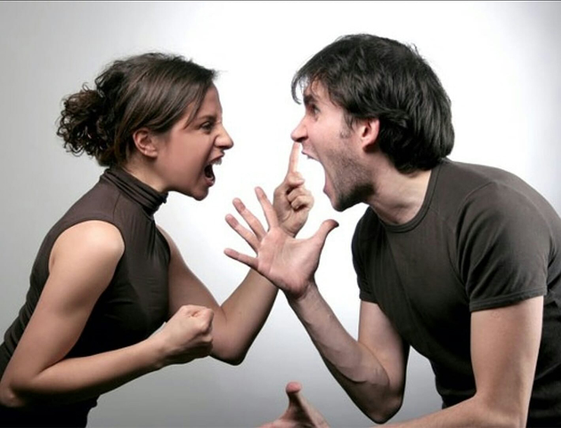 Nằm mơ thấy đàn ông lạ cãi nhau với mình